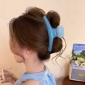 Detailansicht einer großen blauen Glitzer Haarklammer für elegante französische Frisuren - Bogenförmiger Perlmutt-Stil (M13-5)