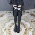 Calcetines altos grises con rayas blancas, ideales para conjuntos estilo JK y uso diario. - Talla única / Calcetines grises lisos con dos barras blancas