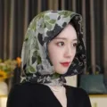 Vista dettagliata del foulard in raso floreale double-face, con eleganti motivi di chiavi. - Fiori di primavera