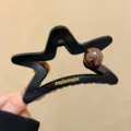 Grande molletta per capelli a stella traforata con finitura opaca e perle marroni. - Pinza a Granchio Stella e Perla / Taglia L / Nero Opaco