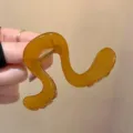 Dettaglio molletta ondulata ambrata, elegante accessorio geometrico per lo styling quotidiano. - K56-1 Giallo foglia secca