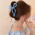 Detailansicht der eleganten blauen Schleifen-Haarklammer mit stilvollem Perlglanz-Finish. - Bandschleifen-Stil (M8-6)