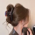 Detailansicht einer großen, geschwungenen Haarklammer für elegante Vintage-Hochsteckfrisuren. - Glänzend Schildpatt