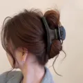 Matte schwarze geschwungene Haarklammer, große Haarklammer Detail für elegante Frisuren. - Mattschwarz