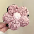 Nahaufnahme einer weichen, flauschigen Strickblume als Haarklammer, kuscheliges Accessoire. - Mittel (J57-4#) / Rosa
