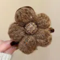 Braune flauschige Blumen Haarklammer für Damen, warme Plüsch Haarklammer für eleganten Stil. - Mittel (J57-2#) / Kaffeebraun