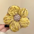 Nahaufnahme der gelben Plüsch-Blumen-Haarkralle mit kuscheliger strukturierter Blütenblatt-Textur. - Mittel (J57-6#)