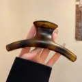 Retro geschwungene Haarklammer für Damen, große braune Haarkralle für elegante Hochsteckfrisuren. - Matt Bernstein