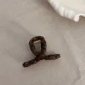 Pince à cheveux en tissu écossais marron rétro, variante élégante avec ressort métallique. - S / Café Plaid