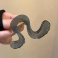 Primo piano del dettaglio della molletta per capelli geometrica irregolare grigia trasparente. - K56-2 Grigio roccia
