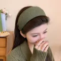Cerchietto per capelli largo in tessuto verde con motivo a spina di pesce e dettaglio. - K58-3 Strisce verdi