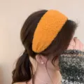 Vista dettagliata della fascia per capelli gialla in lana d'agnello, morbido inverno. - K57-4 Peluche giallo