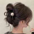 Elegante graue Perlen Haarklammer fuer Damen, stilvoller Haargreifer fuer modische Hochsteckfrisuren. - Kaffeebraun