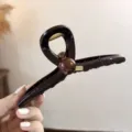 Grande molletta per capelli marrone con perla tonda e decoro in metallo per capelli spessi - Grande (13CM) / Croce Perle Etichetta Oro Molla per Capelli