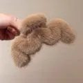 Molla per capelli soffice marrone da donna, grande artiglio in peluche invernale. - Caffè