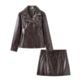 Conjunto de chaqueta de cuero sintético brillante y falda corta, elegante atuendo de invierno. - S / Top y Pantalón / Café