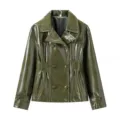 Détail de veste en cuir vernis vert olive, style croisé, texture de manteau élégante. - S / Hauts / Vert