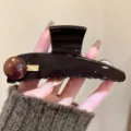 Elegante molletta per capelli marrone minimalista con perla e targhetta dorata per capelli folti. - Grande (12cm) / Lungo Triangolo Perla Etichetta Oro Molla per Capelli