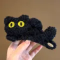 Dettaglio molletta per capelli gatto in peluche nero, simpatico design animale con occhi gialli. - Nero