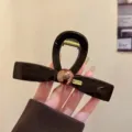 Molla per capelli con fiocco nero stile coreano da donna, elegante accessorio lucido quotidiano. - Extra Large (13 cm) / Molla per Capelli Perla Etichetta Dorata