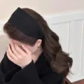 Primo piano dettagliato della fascia per capelli nera larga indossata, con stile quotidiano. - Z233 Texture nera