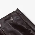 Primer plano de prenda de piel sintética brillante con textura visible y cremallera. - S / Bottoms / Café