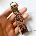 Vintage western Echtleder Schlüsselanhänger mit Blumenprägung und bronzener Hardware Detailansicht. - Stil 6