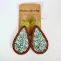 Pendientes de lágrima de madera de San Patricio con trébol verde y lazo brillante. - Estilo 3