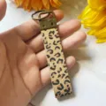 Vintage Leo Muster Echtleder Kuhfell Schlüsselanhänger modischer Taschenanhänger. - Leopardenmuster (1)