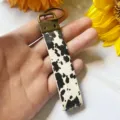 Kuhfell Leder Schlüsselanhänger Detailansicht, Vintage Stil Metall Zubehör Boho Taschen Anhänger. - Schwarz Weiß Kuhmuster (4)