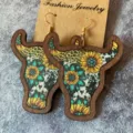 Gros plan detaille des boucles d'oreilles en bois style occidental avec motif tournesol. - Imprimé Animal Tournesol (4)