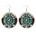 Gedetailleerd overzicht van ronde lederen oorbellen met turquoise print in vintage stijl - Turquoise Koeienhuid Ronde Stijl