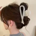 Detailaufnahme der minimalistischen Acryl Haarklammer mit einem glad geometrisch lusontwerp. - Cremeweiß