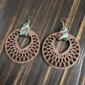 Boucles d'oreilles pendantes en bois vintage avec cuir motif turquoise et crochets. - Style Mandala Cuir Sarcelle (4)