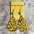 Boucles d'oreilles pendantes léopard vintage avec perle turquoise et support. - Poil de Poney Léopard Foncé (9)