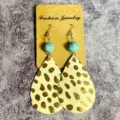 Gros plan sur les boucles d'oreilles avec perle turquoise et texture cuir imprimé léopard. - Cuir Texturé Café Foncé (10)