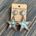 Orecchini a stella in vera pelle intarsiata con borchie metalliche stile western - Stile Color Turchese (8)
