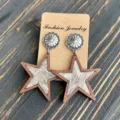 Orecchini a stella in legno in stile western con pelo di mucca e perni concho in argento per donna - Stile Fiore Concho (9)