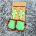 Pendientes de bruja caldero Halloween, humo de acrílico verde y madera colgantes. - Estilo Luminoso