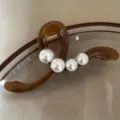 Elegante braune Schildpatt Haarspange im Detail mit weißen Perlen für Damenfrisuren - Kaffee/Braun