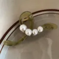 Detailaufnahme der eleganten grünen Perlen Haarkralle, stilvolles Damen Haaraccessoire. - Grün