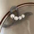 Elegante graue Acryl Haarklammer mit weißen Perlen, perfektes Accessoire für Damen-Dutt. - Grau
