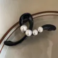 Detailansicht der Perlen Haarklammer, eleganter schwarzer Haargreifer mit Perlen für Frisuren. - Schwarz