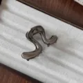 Kleine Metall Haarklammer für Damen, elegantes unregelmäßiges Wellen Design, Haarstyling. - Metall Stromlinien Haarklammer / Gunmetal