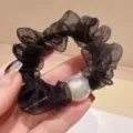 Zwarte chiffon haarscrunchie met iriserende parel, elegant Koreaanse stijl elastisch haarelastiek. - Zwart
