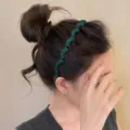 Chic wave headband for women, toothed non-slip hair hoop with elegant dark green fabric wrap. - Wavy Toothed Headband (Z119) / Green