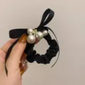 Elegante zwarte satijnen haarscrunchie met striklint en parels voor dames en dagelijks haar. - Parel Strik Haarelastiek (D39) / Zwart