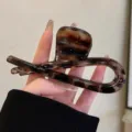 Elegante große Acryl Haarklammer mit einzigartigem Schildpatt-Design für Damen Alltag. - Helles Leopardenmuster