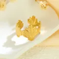 Nahaufnahme des goldenen Muschelrings mit filigranem, ozeaninspiriertem Meeresdesign. - Gold