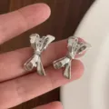 Pince à cheveux nœud papillon en métal argenté style doux mini accessoire pour femmes élégantes. - Argent